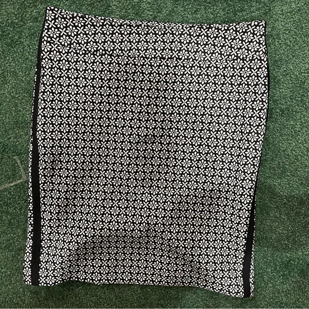 Chic Black and White Patterned Pencil Skirt by Abrand - Picture 3 of 3